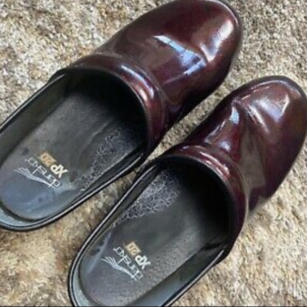Dansko XP 2.0 clogs